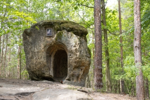 Steinfiguren im Wald