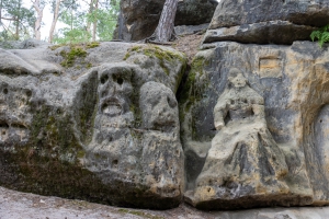 Steinfiguren im Wald