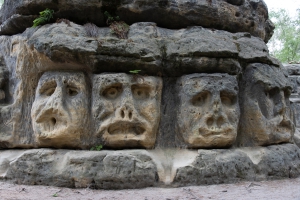 Steinfiguren im Wald