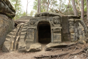 Steinfiguren im Wald