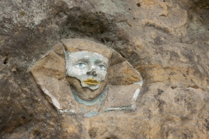 Steinfiguren im Wald