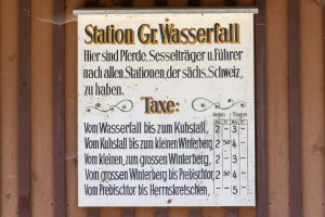 Schild am Wasserfall