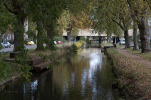 Am Kanal entlang in die Stadt