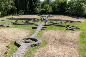 Labyrinthischer Mauerweg