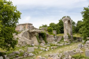 Das Quadrifrontes mit Zwillingstempel