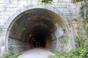 Wanderweg durch Bahntunnel