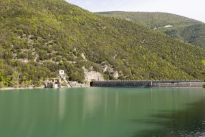 Staumauer des Lago Fiastra